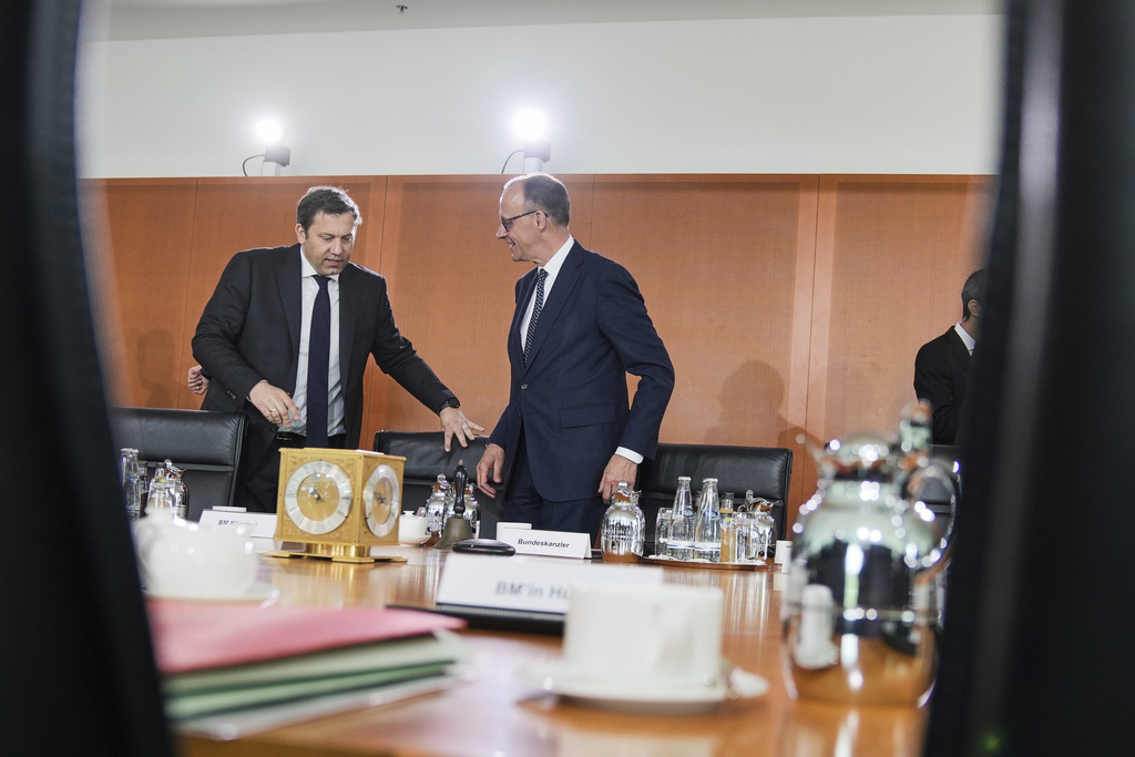 Канцлер Германии Фридрих Мерц и вице-канцлер Германии Ларс Клингбайль на заседании кабинета министров в канцелярии в Берлине, Германия, среда, 14 мая 2025 года // AP Photo / Markus Schreiber