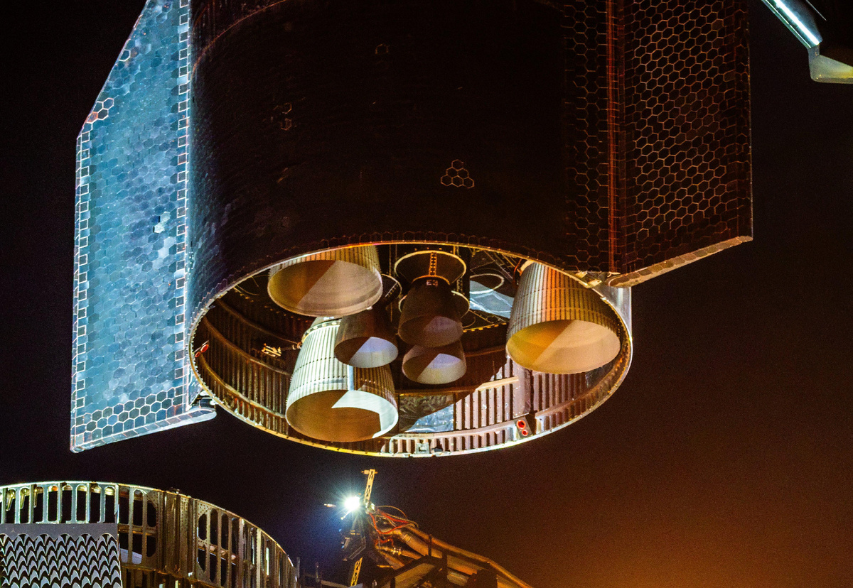 Установка 2 ступени ракеты-носителя в мае 2025 года, изображение из открытых источников