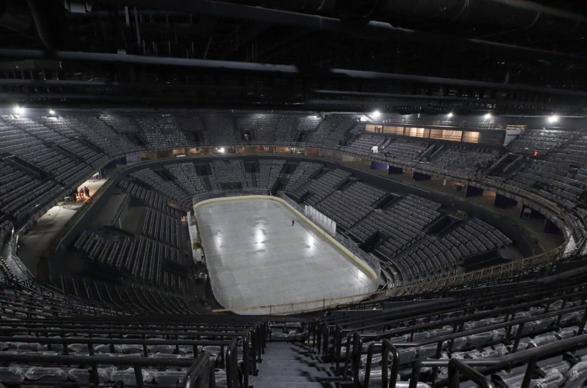    Помимо работ со льдом, на арене уже установили борта и кресла на трибунах