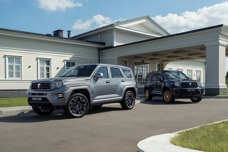    Слева — подзаряжаемый гибрид Tank 700 Hi-Performance, справа — гибридный Tank 700 Edition One