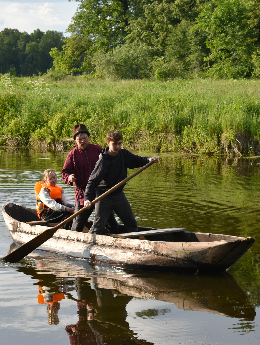 Так выглядит дединовский челн на воде и в деле. Фото автора