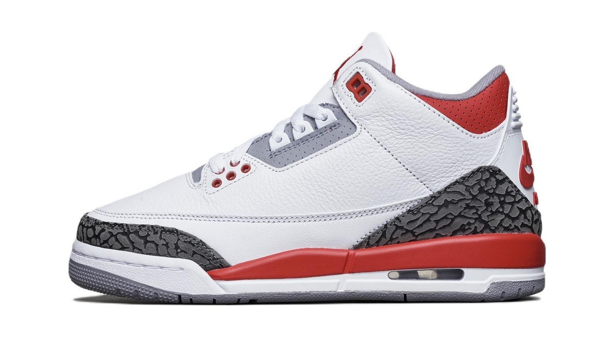 Air Jordan 3 Retro может похвастаться высококачественным кожаным верхом для повышенной прочности. Они изготовлены из комбинации крупнозернистой кожи, синтетической кожи и нубука. 
В Air Jordan 3 Retro используется полиуретановая межподошва с вставкой Max Air в области пятки и герметичной подошвой Air в передней части стопы. Эта легкая амортизирующая установка обеспечивает отзывчивость пары и активное поглощение ударов.
Эти баскетбольные кроссовки Air Jordan в стиле ретро также оснащены съемной стелькой из материала Durapontex. Эти анатомически правильные стельки повышают комфорт под ногами и уменьшают накопление тепла. Однако следует учитывать, что вентиляция у этой ретро-обуви почти отсутствует.