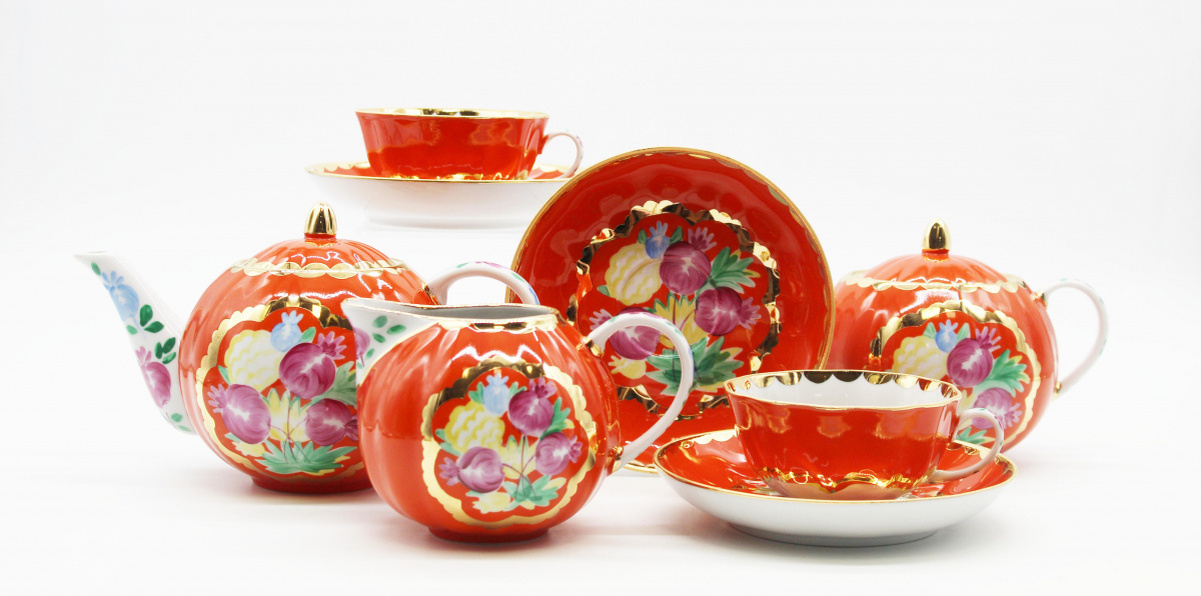 Сервиз "Красавица" вариант в красном. Фото сайта dulevo.ru
