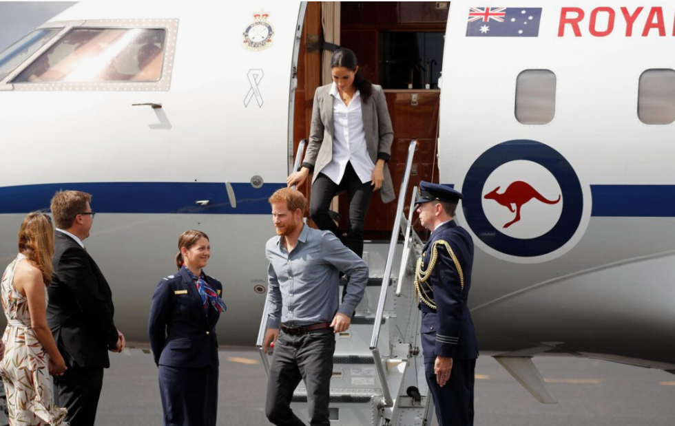 Принц Гарри требует финансирования от отца, Меган Маркл флиртует со стюардессой. Разбор последних новостей