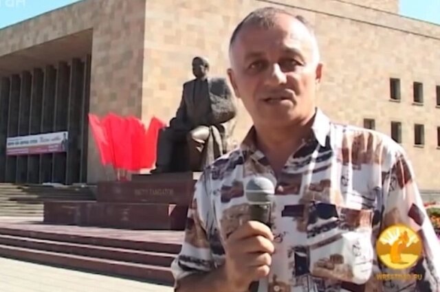    Алик Абдулгамидов почти в каждом материале выходил к зрителю лично. Фото: Кадр из видео/ РГВК «Дагестан»