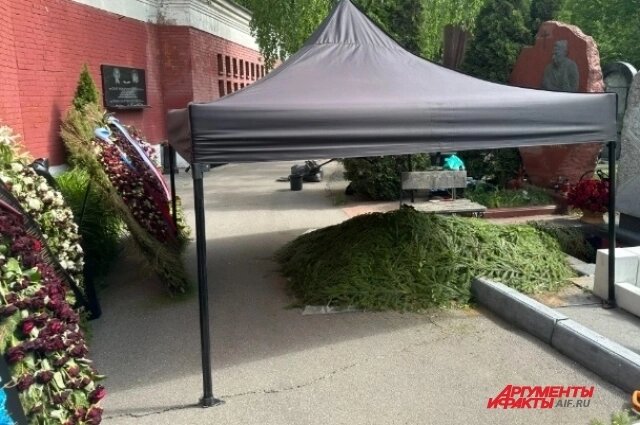    Его прах будет покоиться на Новодевичьем кладбище рядом с супругой. Фото: АиФ/ Екатерина Скрижалина