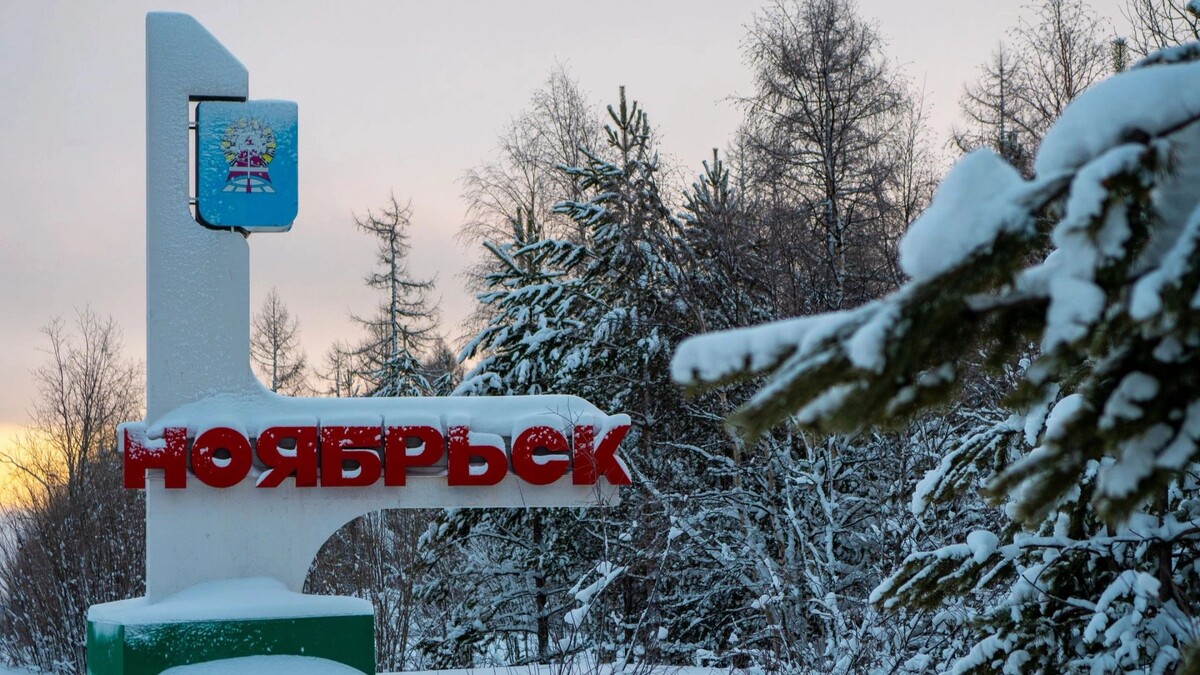    Стела при въезде в Ноябрьск. Фото: Юрий Здебский / «Ямал-Медиа»