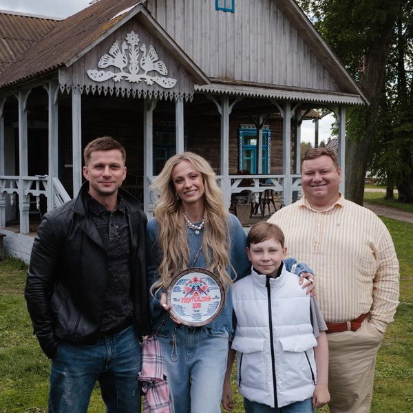     Полина Максимова и Роман Курцын снимаются в комедии «Родительский дом»