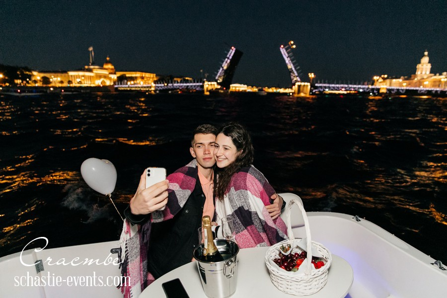 Захватывающее зрелище для влюбленных: разводка мостов в Петербурге ночью 