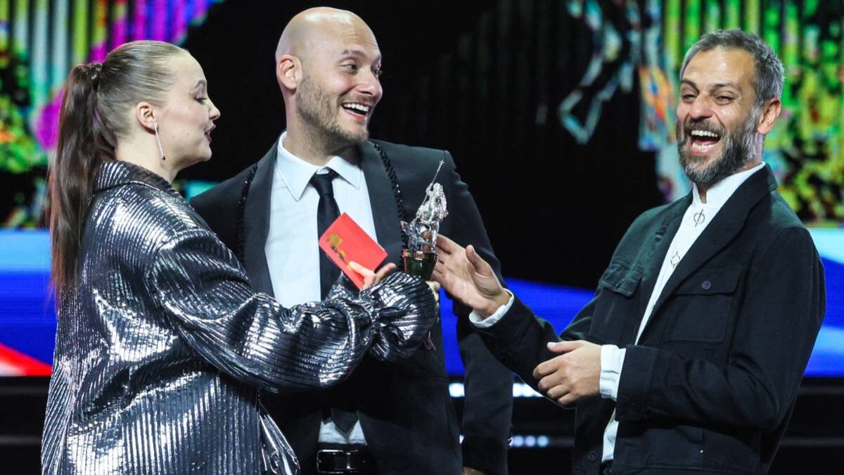    Церемония закрытия Московского международного кинофестиваля в театре «Россия», слева направо: актриса Юлия Хлынина, итальянский режиссер, актер Фабио Масса и турецкий актер, режиссер, сценарист Эркан Колчак Кестендиль / Фото: Михаил Метцель / ТАСС