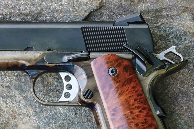 Ствольная коробка и элементы управления из воронёного материала, рамка — термообработана для прочности. Все компоненты высокоточные, собраны вручную, что обеспечивает безупречную функциональность.