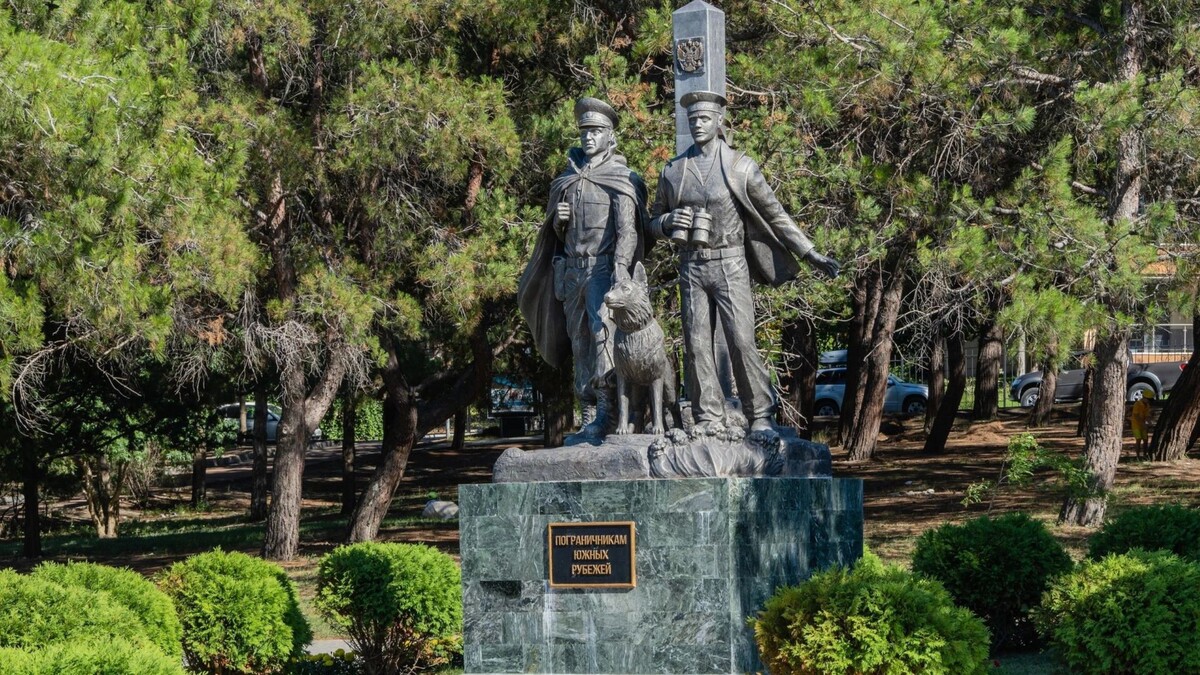    Памятник "Пограничникам Южных рубежей" на набережной Геленджика. Фото: Alexander Denisenko / Shutterstock / Fotodom