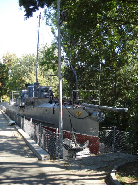 "Дръзки" в открытой экспозиции Военно-морского музея в Варне, густая листва захлестывает его корпус так же, как некогда волны Черного моря (я фоткал лет 10 назад).