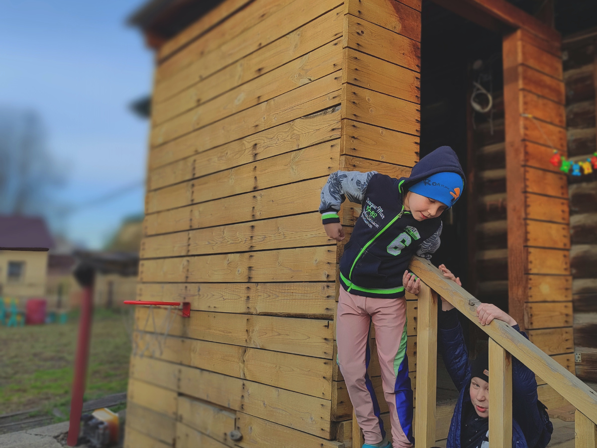Вадим, Паша. Шатают крыльцо