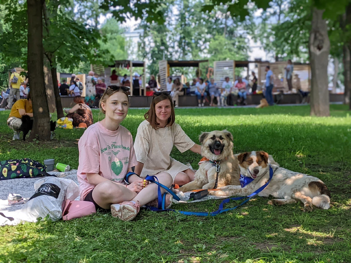 Давайте встретимся, чтобы провести этот день вместе — в атмосфере заботы, тепла и радости.
