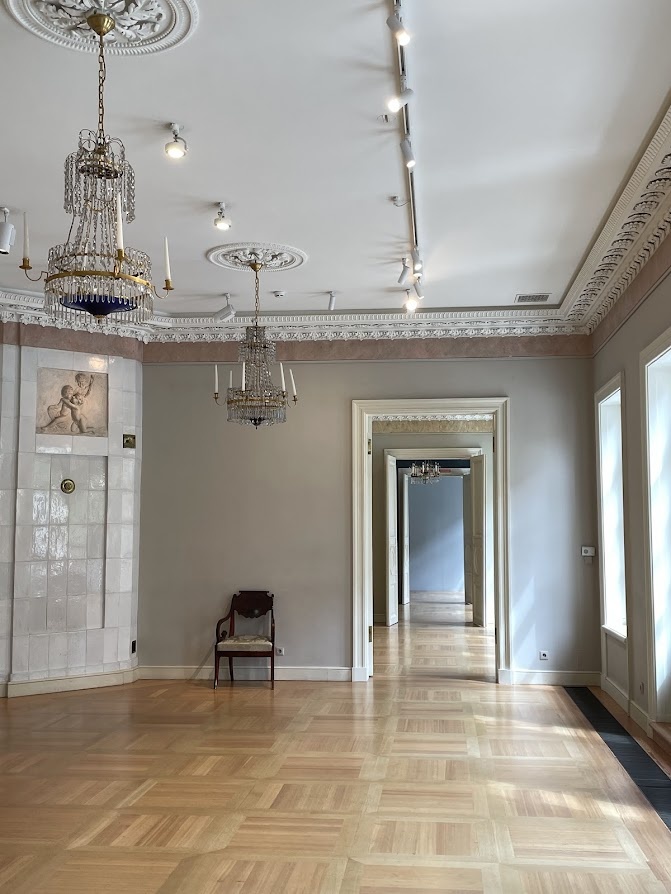 Вид на парадную анфиладу из бального зала