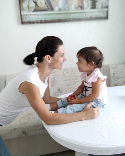 Первые дни в приемной семье. Ольга и Каролинка.