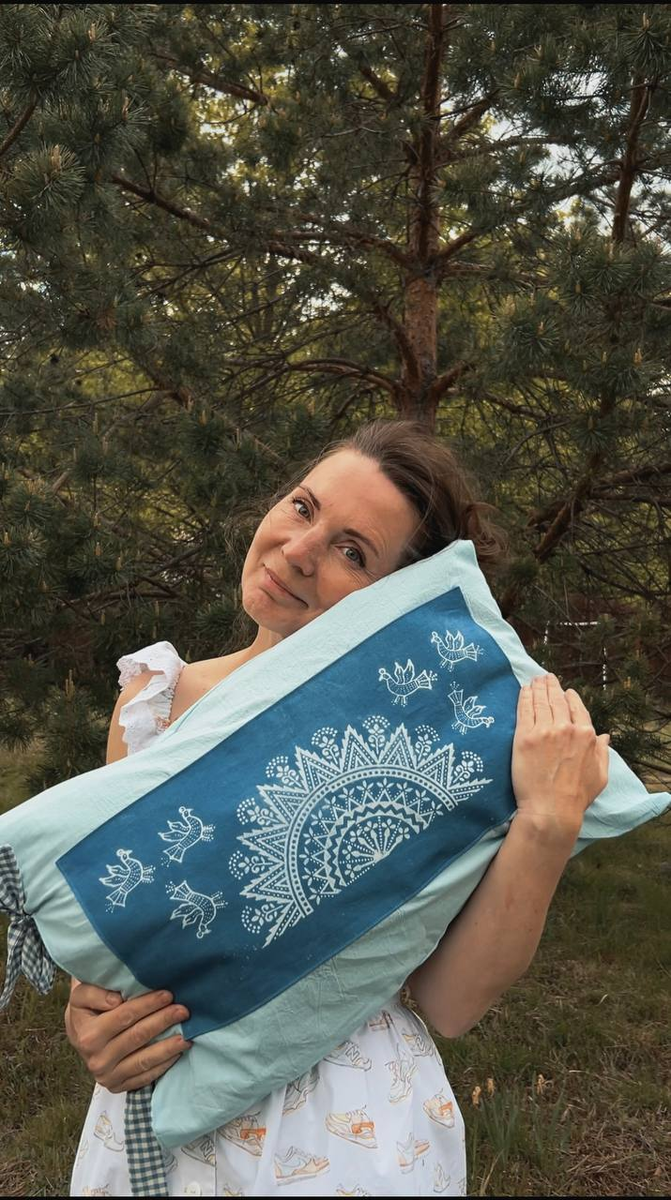 Мастерица Татьяна с подушкой в наволочке «Птицы Павы»