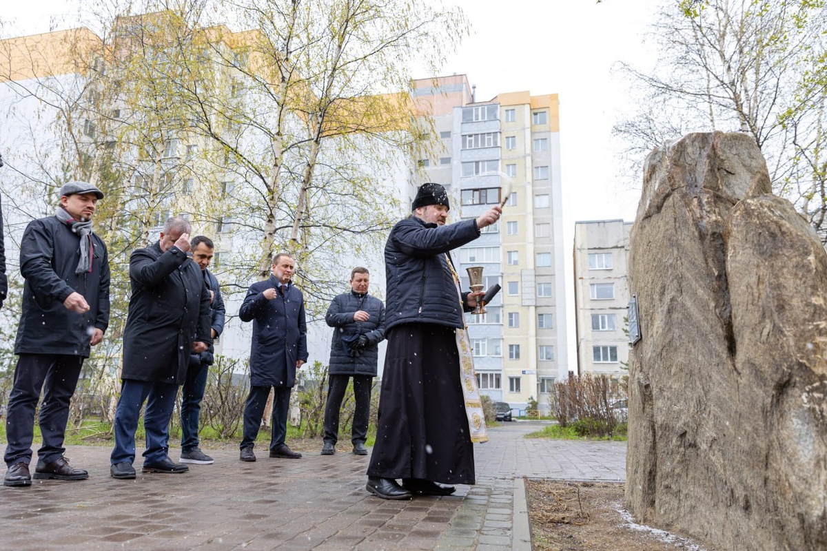    На месте будущего Купеческого сквера в Сургуте предприниматели заложили 8-тонный гранитный камень