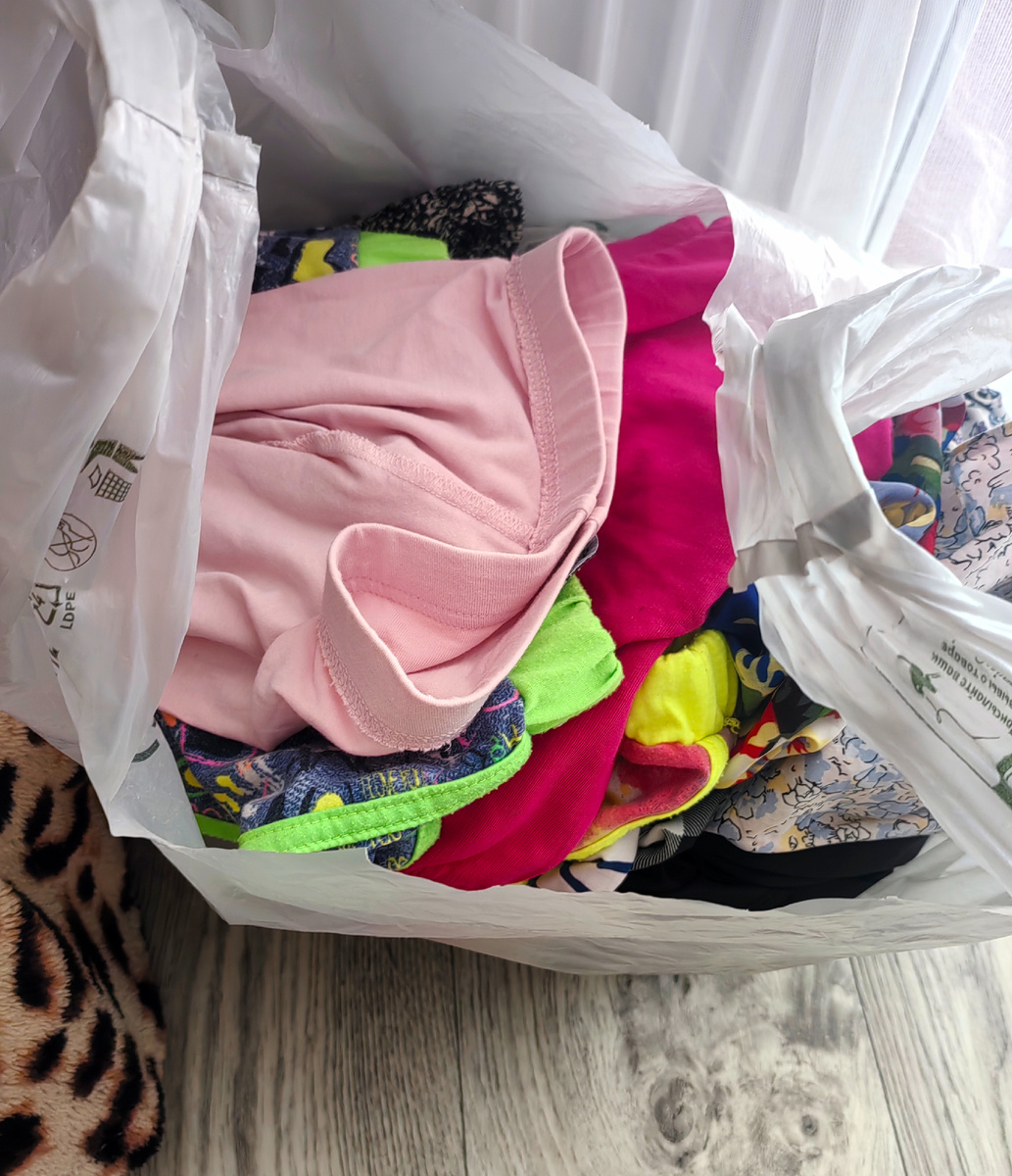 Достала пакет и стоит)