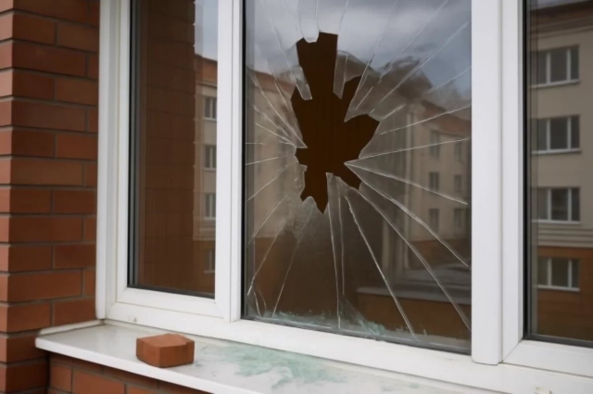    В центре Ярославля мужчина кинул кирпич в окно квартиры
