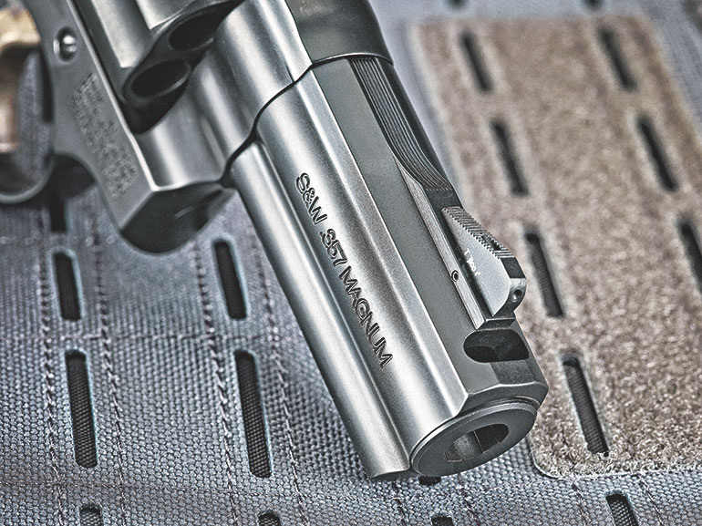 Конструкция ствола PowerPort обеспечивает значительное снижение отдачи и контролируемое поведение дульной части при использовании патронов калибра .357 Magnum. В мушку интегрирована тритиевая подсветка.