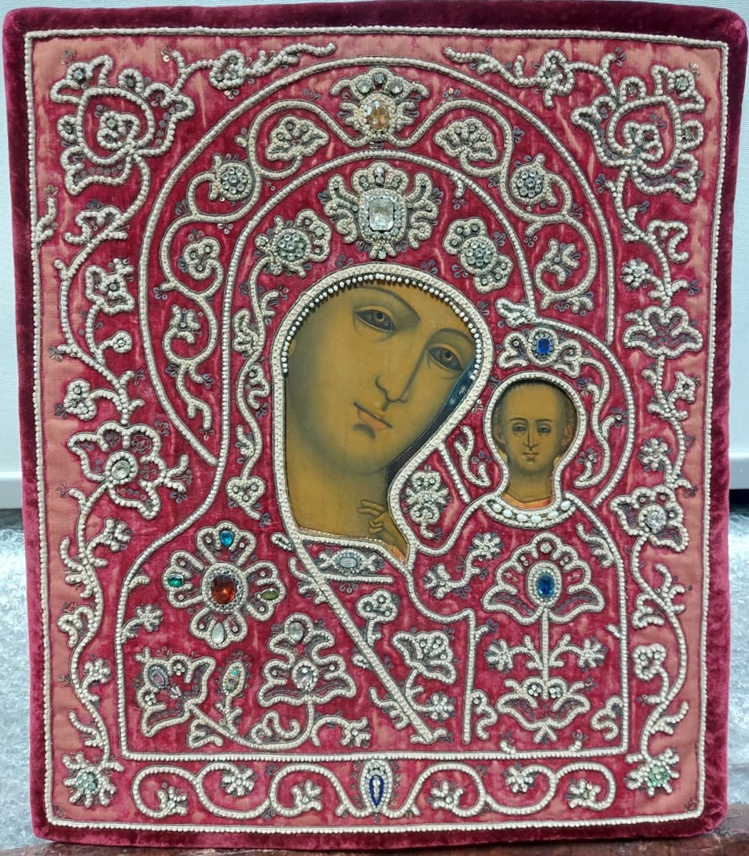 Богородица Казанская в шитом жемчугом бархатном окладе, вторая половина 19 века.   Автор: неизвестен.
Время создания: вторая половина 19 века. 
Место создания: Центральные регионы. Российская Империя.
Размер 51*33,5*2,5 см. 
Материал и техника: Дерево, левкас, яичная темпера, сусальное золото, лак. 

Риза на икону «Богородица Казанская в шитом жемчугом бархатном окладе»
 Ажурная вышивка речным жемчугом по бархату с декоративными вставками из стразов.
Автор: неизвестен
Время создания: вторая половина XIX века
Место создания: Центральные регионы. Российская Империя.
Размер 51*33,5 см.
Материал и техника: Малиновый бархат, жемчуг, стразы в цатах, холст, стеклярус, бисер, бусы, цветные камни, металлическая крученая нить, картон, низание. 
  