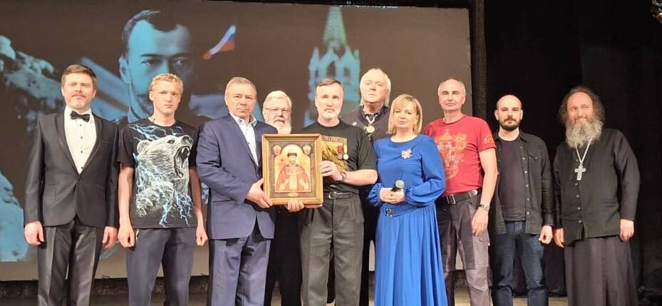 Царский вечер в Калязине 22мая, в день св. Николая. На сцене-участники вечера, глава города К.Г.Ильин. 