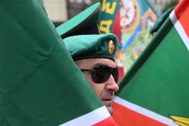    Когда у пограничников появились зеленые береты?