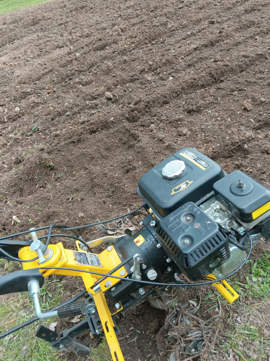 фото автора: эта штука облегчает старым и больным людям труд на огороде, но тяжелая