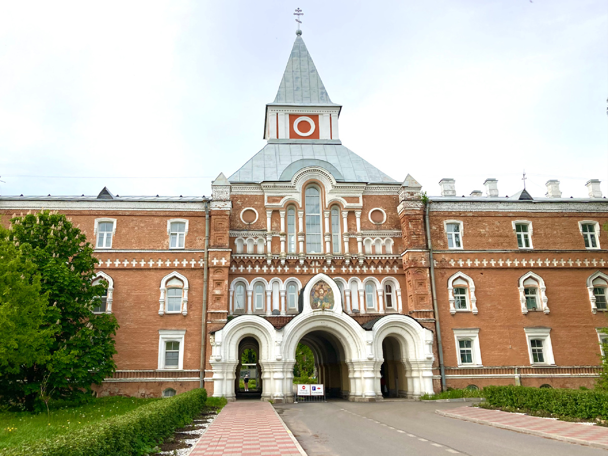 Вид на храм Саввы Стратилата и братский корпус со стороны Петергофского шоссе. Фото автора.