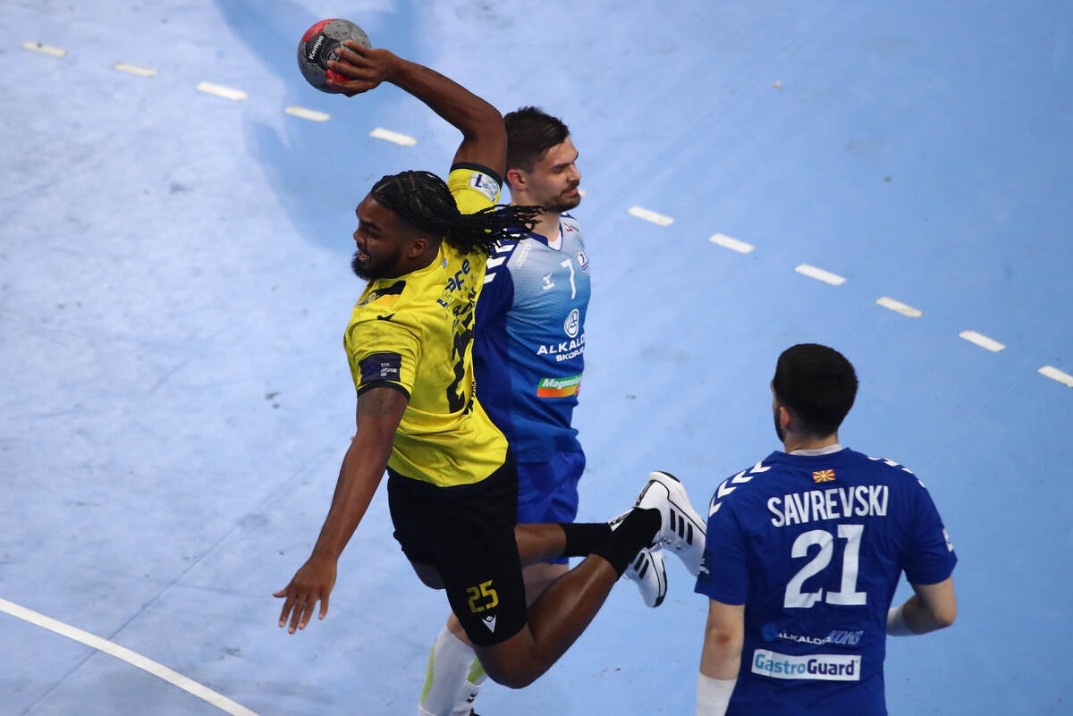    Гандболисты "Алкалоида" (в синей форме) были сильнее в первом матче финала