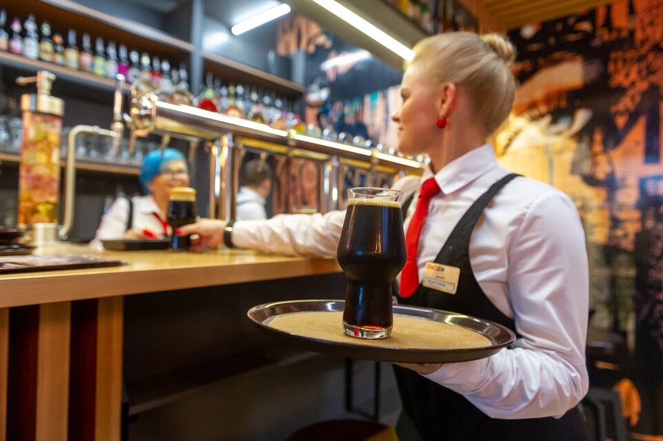 "Комсомолка" выяснила, что скрывается за приветливой улыбкой официантки. Фото: Олег ЗОЛОТО