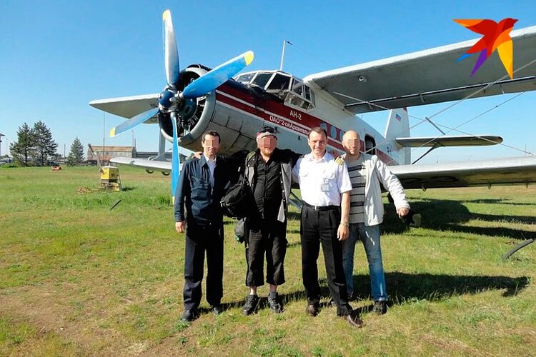Командир борта (второй справа) сделал все возможное, чтобы сохранить жизни пассажирам.
