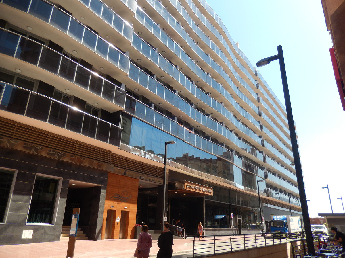 Он огромный. И в нем есть все, что нужно. Ресторан, спа, магазин продуктовый, бар и пляжный клуб