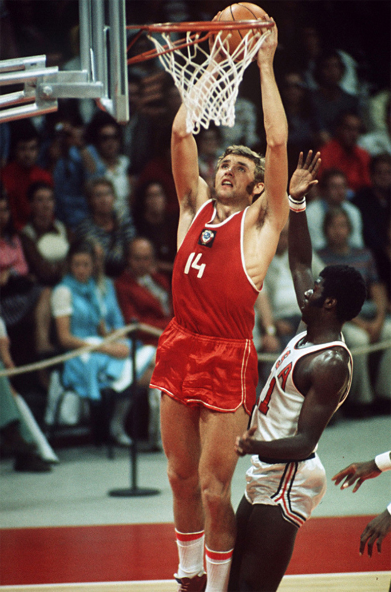 Александр Белов в атаке.