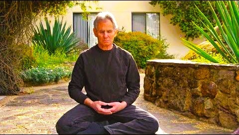 Кабат-Зинн в медитации. Фото в свободном доступе