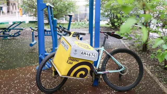 Подпись к фото,Из-за отключения мобильного интернета многие пользователи сервисов не могли сделать заказАвтор фото,Mikhail Sinitsyn/TASS