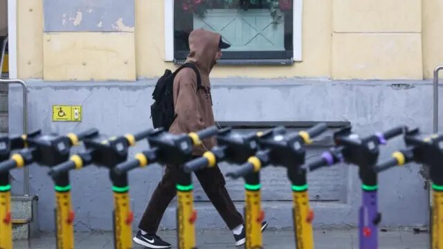 Подпись к фото,«Силовики считают, что самокаты представляют некую угрозу», — рассказал Би-би-си собеседник в одной из компаний по прокату электросамокатовАвтор фото,Sergei Bulkin/TASS