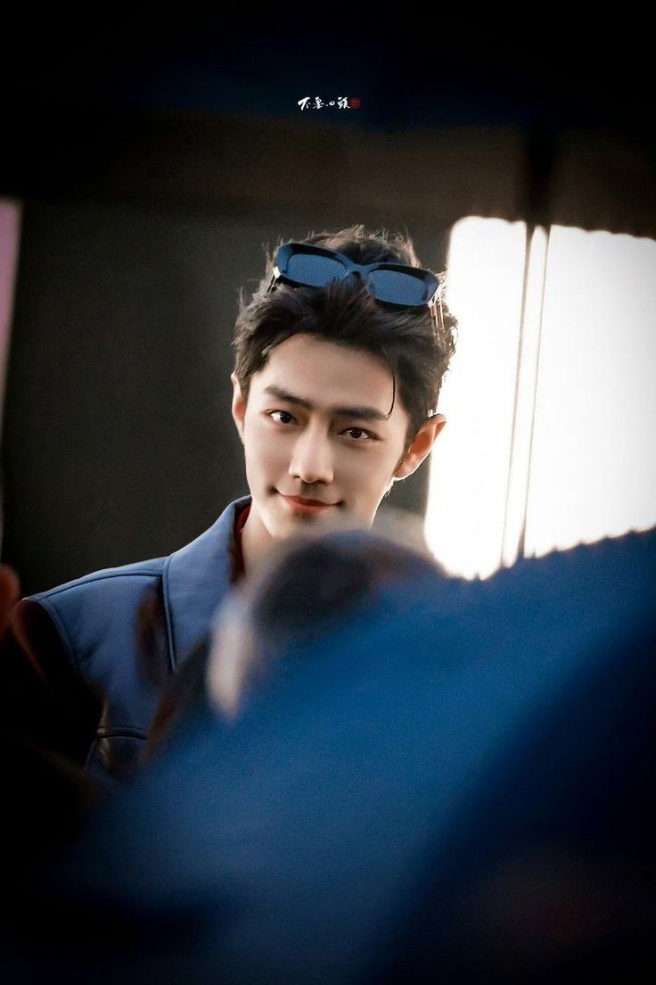 Смотрим сегодня Сяо Чжаня- обаятельного, солнечного актёра, певца, модель ,дизайнера и просто красивого 