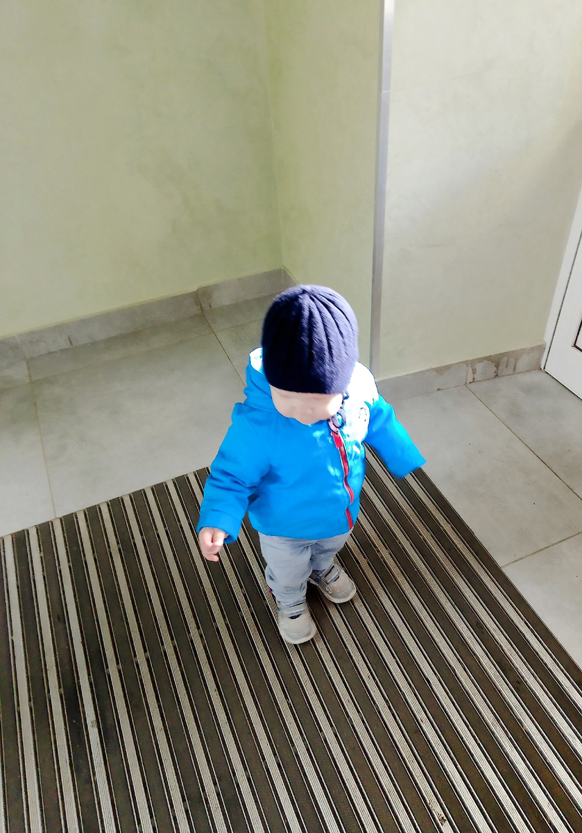 Здесь он ещё не знает что его ждёт 