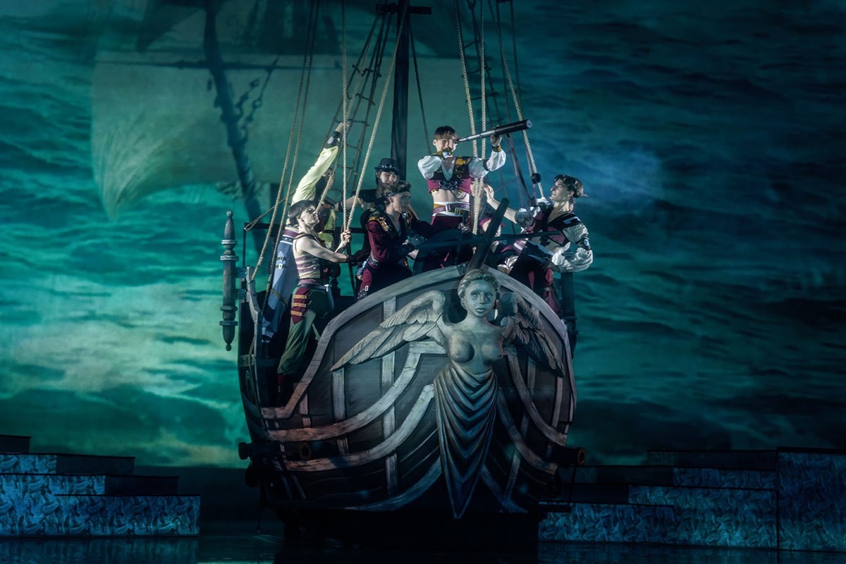 Фото с балета "Корсар". Фото с сайта Астраханского театра оперы и балета