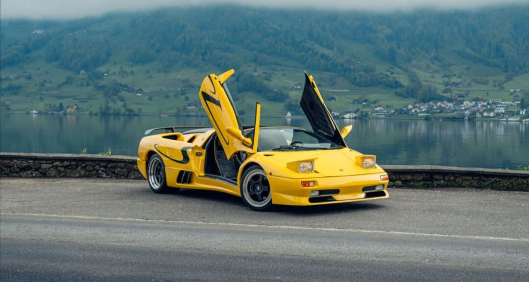 Родстер Lamborghini Diablo SV, это единственный за исключением заводского прототипа экземпляр Diablo в такой спецификации и с таким типом кузова. 

Это одни из самых редких Lamborghini всех времён и самым редким Diablo в истории культовой модели.
 
Итальянцы планировали выпустить открытую версию Diablo SV в 1998 году, позаимствовав технологию съёмной крыши у серийного Diablo VT. 
 
От уже поступившего к тому моменту в продажу родстера будущая новинка отличалась спецификацией Super Veloce с 530-сильной версией  5.7-литрового V12.

Разгон до «ста» за 4 секунды, максимальная скорость 325 км/ч.
 
Первый прототип родстера представили на Женевском автосалоне в 1998 году. Однако компания в это время переживала период трансформации, переходя под контроль Audi, и проект, несмотря на положительные отклики, был заморожен.
  
Тем не менее один экземпляр открытого Diablo SV для продажи на сторону, компания всё же построила — по просьбе одного из итальянских дилеров бренда.