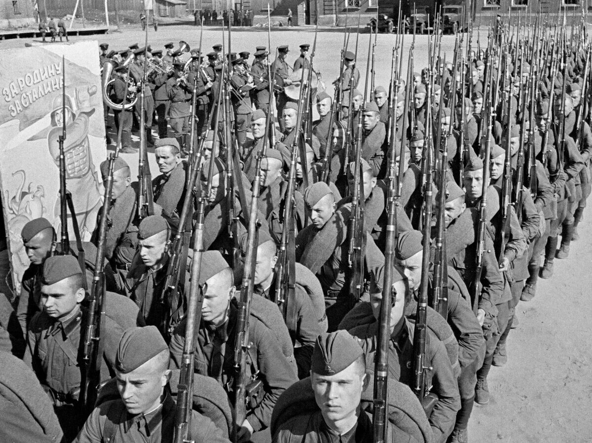    Великая Отечественная война 1941-1945 гг. Мобилизация. Колонны бойцов движутся на фронт© РИА Новости / Анатолий Гаранин