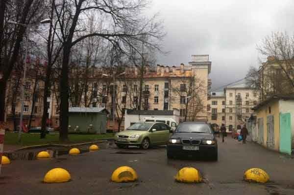 Пример самовольного ограждения в городском дворе