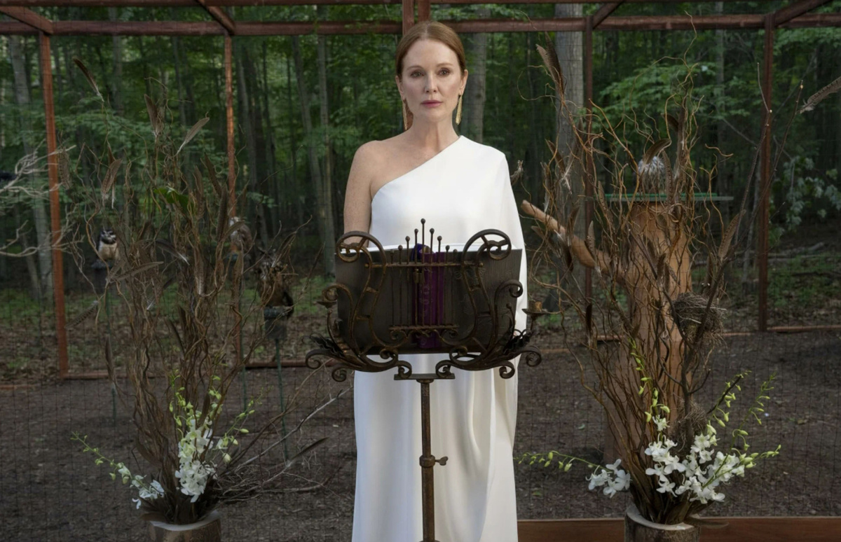 Джулианна Мур в роли Микаэлы Келл