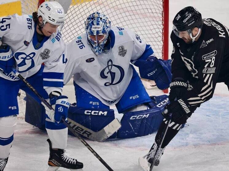     Александр Кадейкин атакует (крайний справа). Фото: Юлия Боровикова («Вечерний Челябинск»)