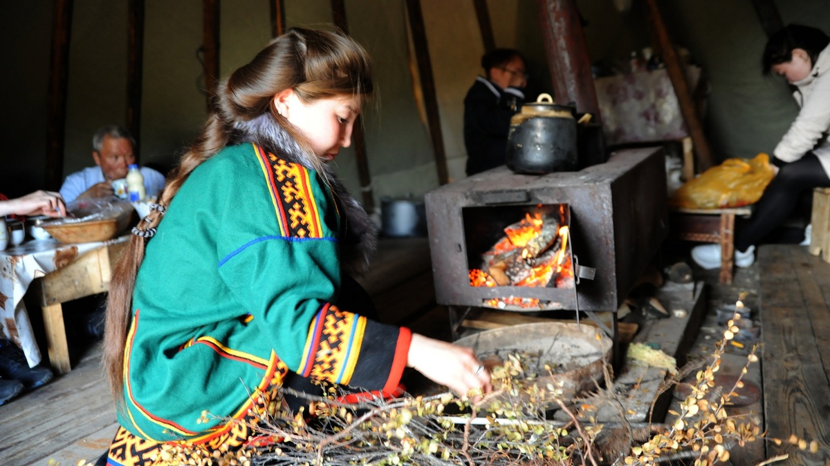 Огонь в чуме разгорается не для уюта — а чтобы начался день. Без него не двинется ни один ритуал.