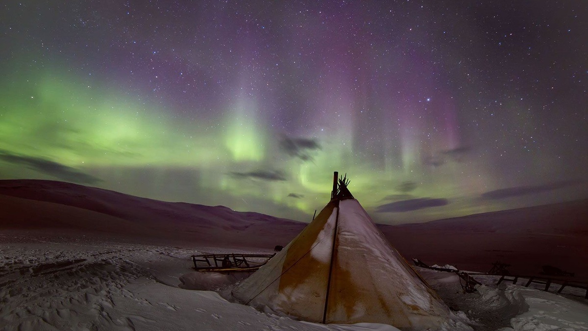 Чум под северным сиянием. Здесь день заканчивается тишиной, которую слышишь только сердцем.
