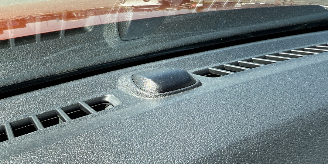 Зачем нужен "горбик" на торпедо автомобиля и почему его нельзя закрывать: узнал и рассказываю